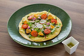 お茶香るたっぷり野菜の酒盗ピザ