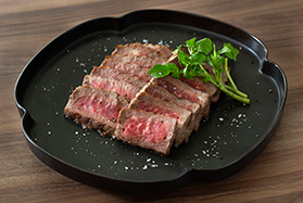 大麦牛のステーキ