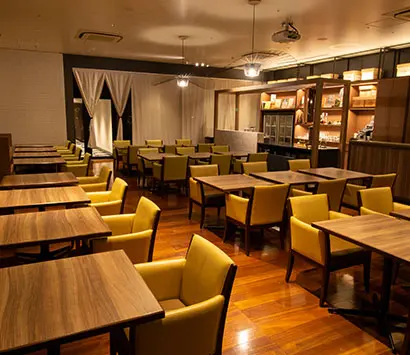 店内（夜）